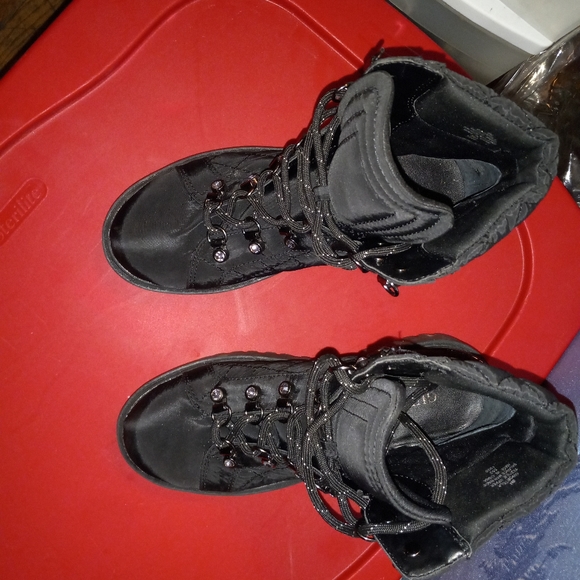 NWOT woman's size 6M Guess boots - Picture 10 of 12